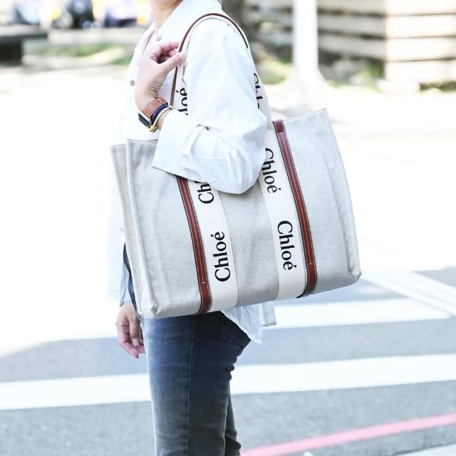 【Chloe’ 蔻依】Woody 經典品牌LOGO織帶個性帆布托特包旅用包(米咖 超大)