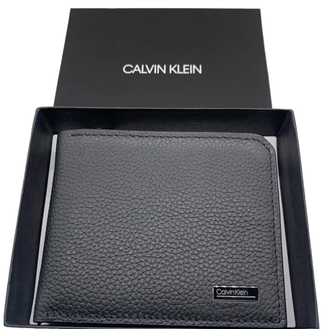 【Calvin Klein 凱文克萊】小鐵牌LOGO 質感荔枝皮附零錢袋雙夾層短夾-帥氣黑(ck 禮盒組 黑色 47209988010)