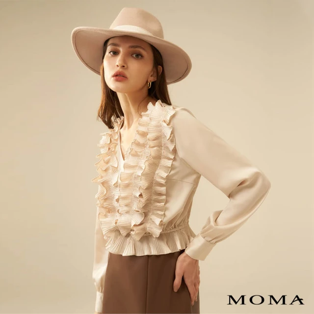 MOMA【MOMA】立體感緞面荷葉造型V領上衣(杏色)
