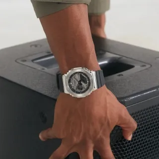 【CASIO 卡西歐】G-SHOCK農家橡樹金屬錶殼雙顯示腕錶 / 銀灰 44.4mm(GM-2100-1A)