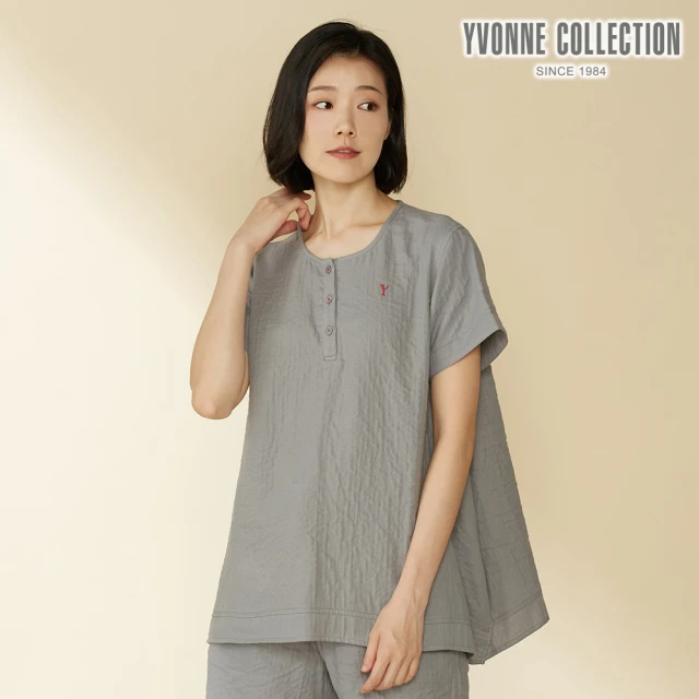 【Yvonne Collection】雙層紗半開襟不對稱下擺短袖上衣(岩石灰)