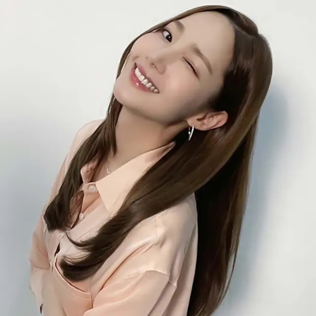 【Emi 艾迷】朴敏英 輕奢曲線鋯石環繞 925銀針 耳環 耳扣(朴敏英 韓劇 氣象廳的人們 同款)