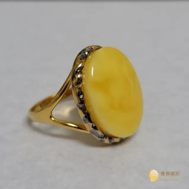 【優雅琥珀】來自波羅地海 橢圓平面形 蜜蠟戒指(戒檯點綴黑金 搭配高雅造型與蜜蠟紋路)