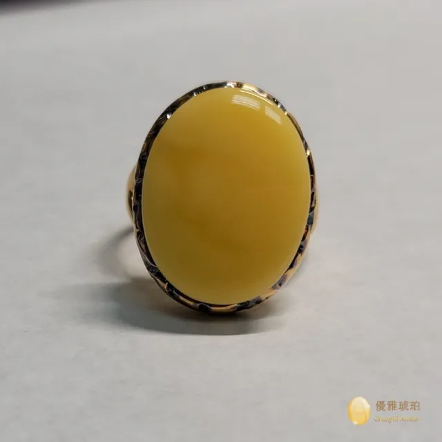 【優雅琥珀】來自波羅地海 橢圓平面形 蜜蠟戒指(戒檯點綴黑金 搭配高雅造型與蜜蠟紋路)