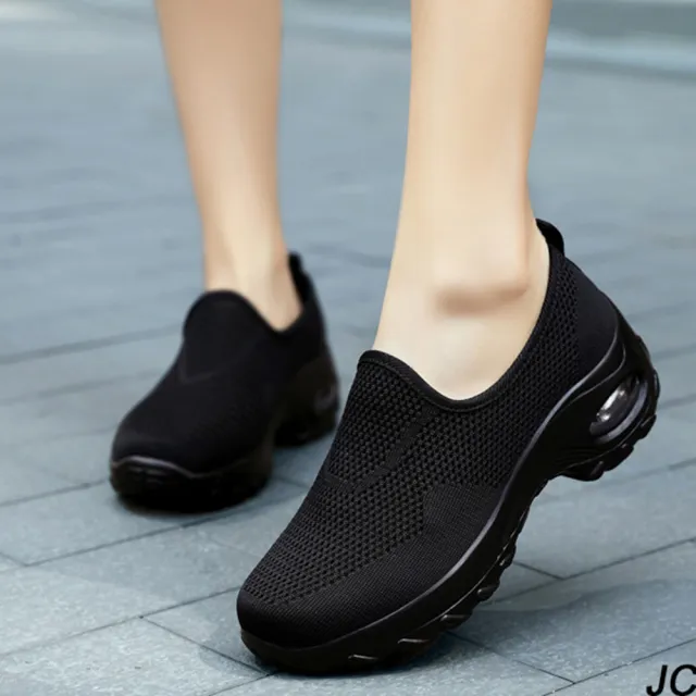 【JC Collection】輕量飛織透氣鏤空貼腳鞋楦氣墊緩壓懶人休閒鞋(黑色)