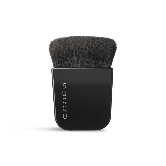 SUQQU 晶採艷澤粉底刷為日本專櫃正品，專為粉底液/霜設計，適用於臉部肌膚。刷頭柔軟均勻，能輕柔上妝，打造自然透亮底妝。規格為132mm*104mm*15mm，儲存期限為5年，有效期限請詳見產品包裝標示。適合各種膚質使用，是化妝時不可或缺的專業工具。