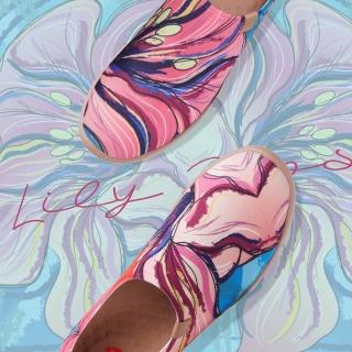 【uin】西班牙原創設計 女鞋 怒放百合彩繪休閒鞋W1010054(彩繪)