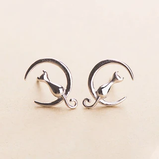 【Sayaka 紗彌佳】耳環 飾品  弦月上的貓咪針式耳環(-貼耳款)