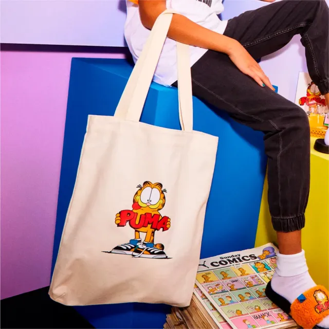 【PUMA】PUMA 手提包 側背袋 聯名款 加菲貓 Garfield系列 購物袋 男女 中性款 米白(07896101)