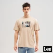 【Lee 官方旗艦】男裝 短袖T恤 / 復古相片印花 奶油棕 舒適版型(LL220194AMS)