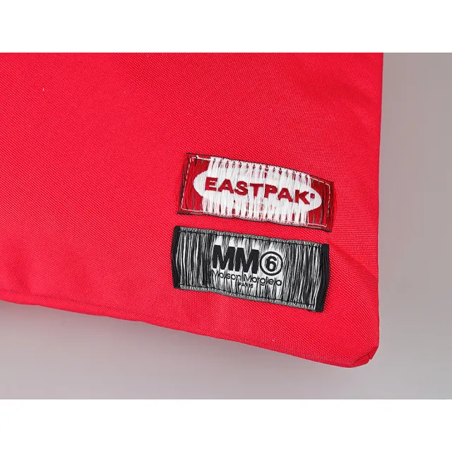 【MM6 MAISON MARGIELA】MM6 Maison Margiela x Eastpak聯名款標籤LOGO尼龍肩背三角包(紅)