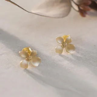 【BLUMA】小花耳環 記憶裡的梔子花純銀耳環(金色綻放花朵 925純銀耳飾 釘式耳環 飾品禮盒 )