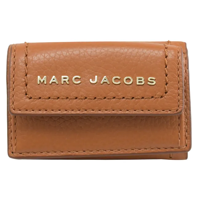 【MARC JACOBS 馬克賈伯】金屬LOGO素雅皮革扣式三折零錢小短夾(咖)