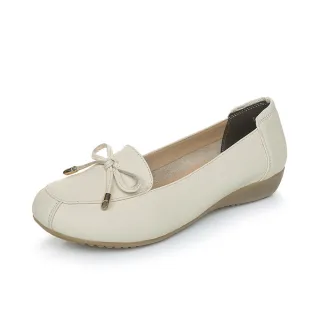 【MOM】真皮頭層牛皮氣質蝴蝶結飾軟底舒適坡跟鞋(米)