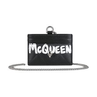 【ALEXANDER MCQUEEN】ALEXANDER McQUEEN塗鴉白字LOGO小牛皮金屬骷髏設計4卡頸掛開口式卡夾(黑)