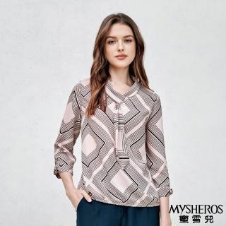 【MYSHEROS 蜜雪兒】雪紡上衣 領帶造型領口 粗細條幾何印花 綁結袖口設計(粉)