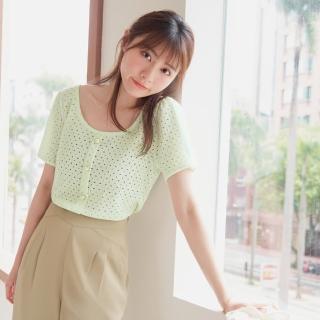 【OB 嚴選】小V臉U領珍珠排釦鏤空造型短版上衣 《AB17148》