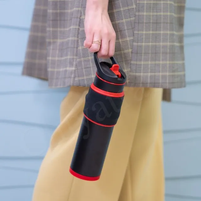 【Peacock 日本孔雀】316不鏽鋼 運動保溫杯 防滑矽膠握把 一鍵式吸管 650ML-綠黑(手提設計)(保溫瓶)