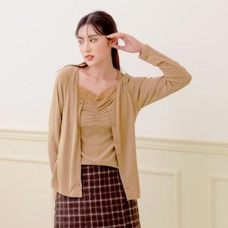 【OB 嚴選】假兩件蕾絲拼接抓皺羅紋排釦上衣 《AB17587》