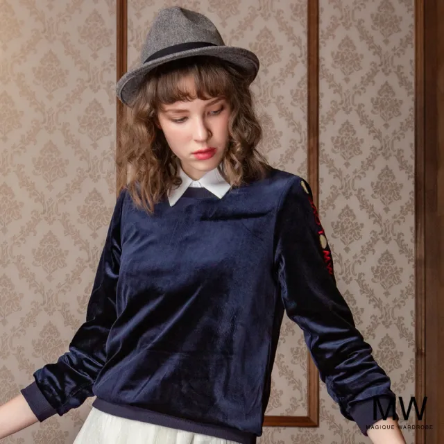 【MAGIQUE WARDROBE】絨布圓領英文電繡上衣(2色)
