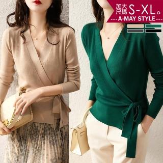 【艾美時尚】中大尺碼女裝 上衣 優雅V領斜剪裁綁帶針織衫。S-XL(4色.預購)
