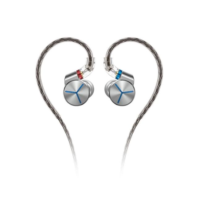 FiiO JD7 系列入耳式有線耳機，型號 JD7-SR 銀色系設計，採用雙磁路雙腔體動圈單元，提供 20Hz-20kHz 頻率範圍與 108dB/mW 靈敏度，阻抗 32Ω，適合 iOS 與 Android 系統。MMCX 耳機接頭與 3.5mm 音源插頭，單晶銅鍍銀線材長 120cm，材質包含 316L 不鏽鋼與金屬，單耳重量僅 8.3g (不含線材)，中國製造，一年保固。專業音質享受，入耳式配戴舒適無麥克風，純色風格完美搭配日常使用。