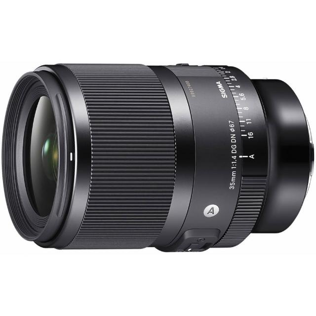 SIGMA 適馬 35mm F/1.4 DG DN ART 廣角定焦鏡頭專為 Sony E-mount 相機設計,提供大光圈 F/1.4 優異低光表現與銳利畫質。公司貨正品,適合風景、人像及街拍,ART 系列高階工藝,輕巧耐用,提升您的攝影創作。 SIGMA適馬 35mm F/1.4 DG DN ART