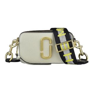 【MARC JACOBS 馬克賈伯】MARC JACOBS THE SNAPSHOT雙J LOGO防刮牛皮拉鍊斜揹包(塵灰x米x櫻花粉x銀底黃字)