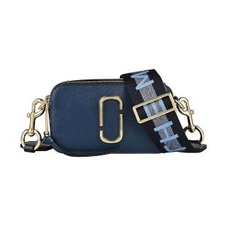 【MARC JACOBS 馬克賈伯】MARC JACOBS THE SNAPSHOT雙J LOGO防刮牛皮拉鍊斜揹包(深海藍x黑x淺灰x銀底藍字)