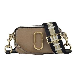 【MARC JACOBS 馬克賈伯】MARC JACOBS THE SNAPSHOT雙J LOGO防刮牛皮拉鍊斜揹包(卡其棕x咖啡x白x黃底白字)