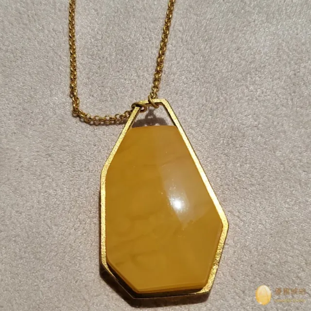 【優雅琥珀】來自波羅地海 自然多邊型 蜜蠟項鍊(獨特的美感 現代化設計風格 925銀鍍金 磨砂邊框)