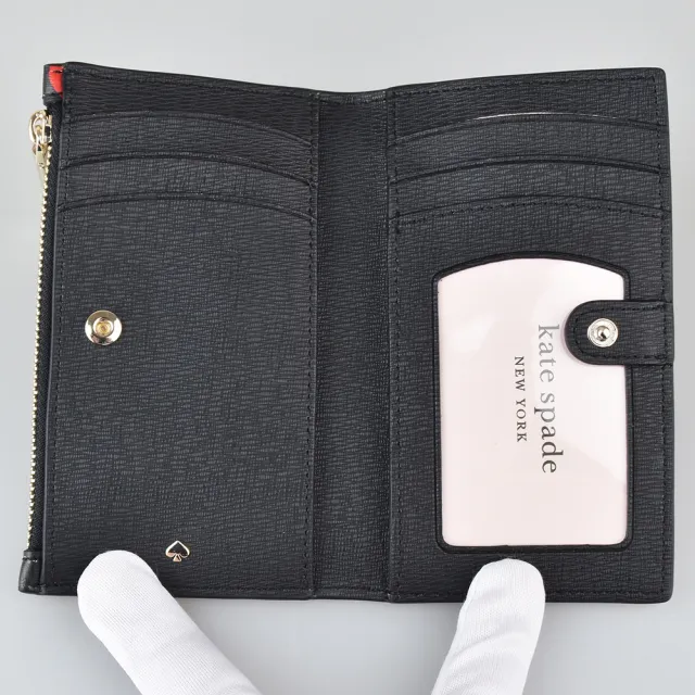 【KATE SPADE】Kate Spade SPENCER金字LOGO炙熱紅唇PVC 6卡拉鍊釦式零錢包(黑)