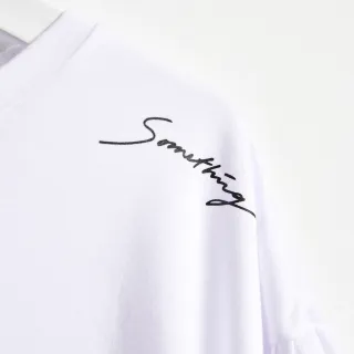【SOMETHING】女裝 袖抽皺草寫LOGO短袖T恤(白色)