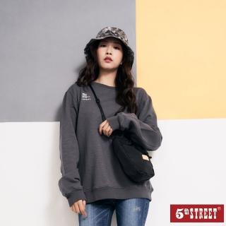 【5th STREET】中性款後反光印花大學T-暗灰色