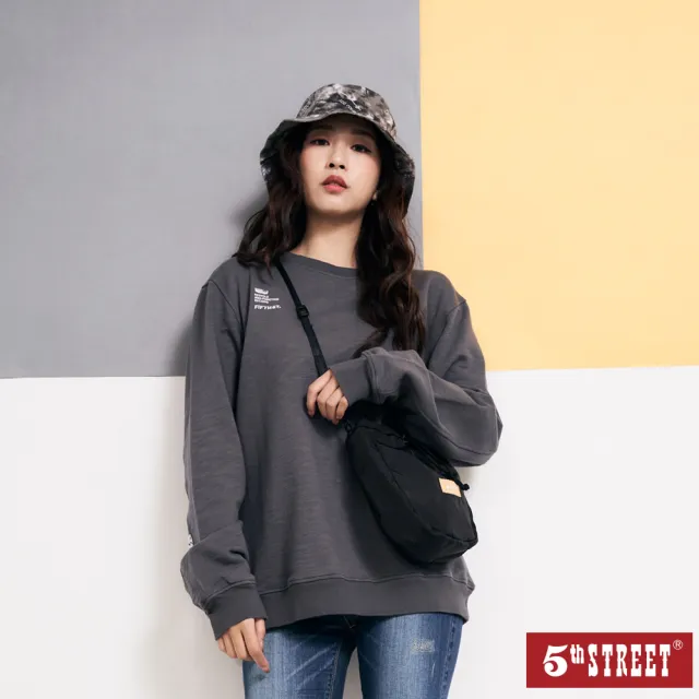 【5th STREET】中性款後反光印花大學T-暗灰色