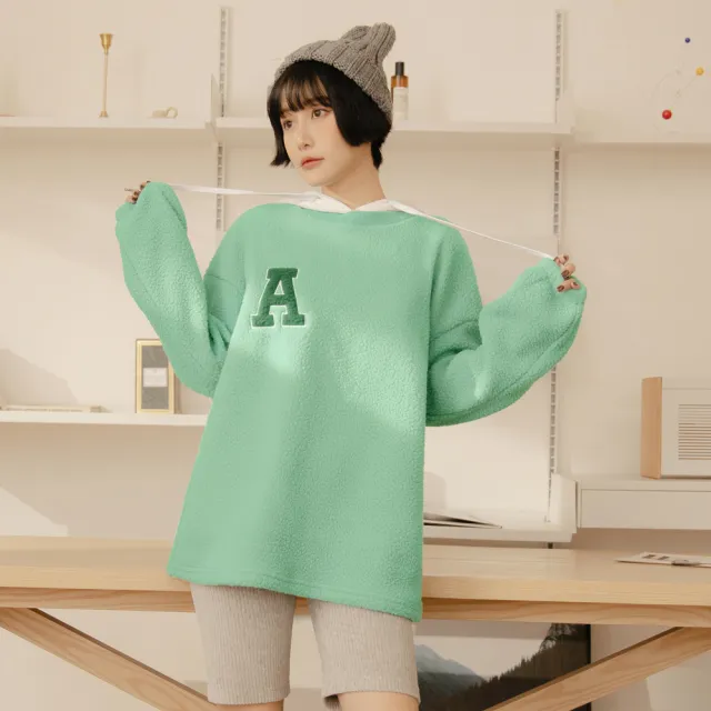 【OB 嚴選】羊羔絨毛字母貼布刺繡寬鬆大學T 《AB17939》