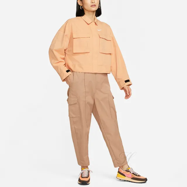 【NIKE 耐吉】外套 女款 風衣外套 立領外套 運動 AS W NSW ESSNTL WVN JKT FIELD 橘 DM6244-851