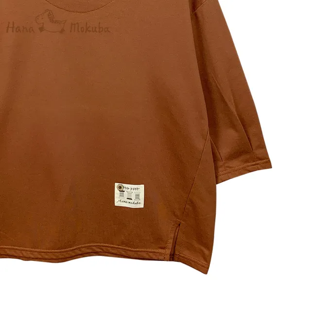 【Hana Mokuba】花木馬日系女裝V領打褶泡袖開叉下襬落肩寬鬆T恤(T恤)