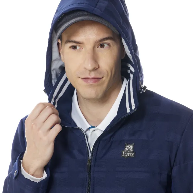 【Lynx Golf】男款防風防潑水鋪棉保暖緹織配布剪裁後背印花設計長袖可拆式連帽外套(二色)