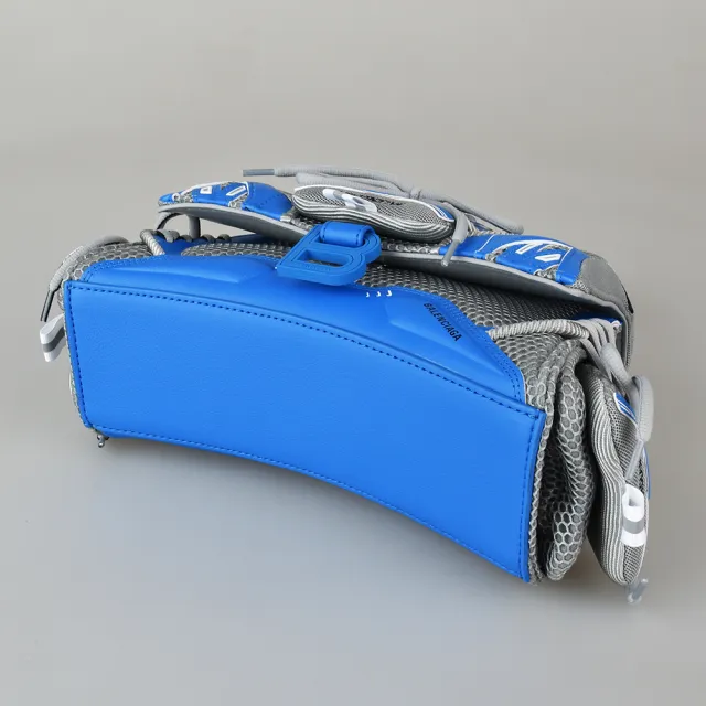 【Balenciaga 巴黎世家】BALENCIAGA 巴黎世家SNEAKERHEAD黑字LOGO球鞋設計PVC釦式手提斜背包(小/藍x灰x白)