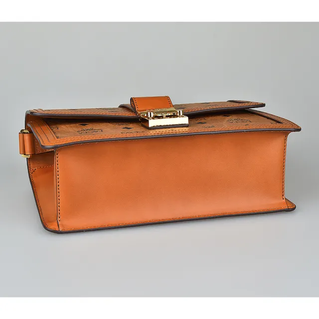 【MCM】MCM Tracy金字LOGO印花塗層帆布扣式斜背包(棕x橘)