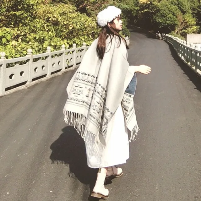 【Emi 艾迷】民族風披風斗篷流蘇圍巾 雙面仿羊絨保暖大斗篷(冬日保暖 年節出遊 新年)