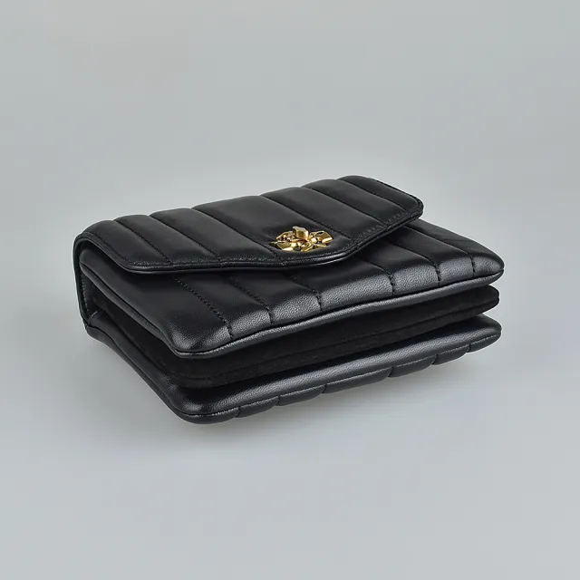 【TORY BURCH】TORY BURCH Kira金字LOGO羊皮直條絎縫設計鏈帶翻蓋旋鎖式斜背方形包(黑)