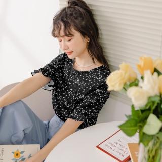 【OB 嚴選】清新碎花不易皺荷葉五分袖上衣 《AB18311》