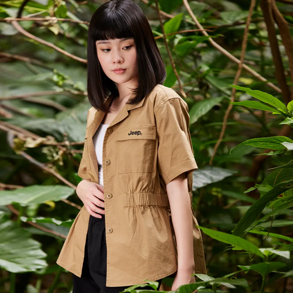 【JEEP】女裝 縮腰設計簡約短袖襯衫(卡其)