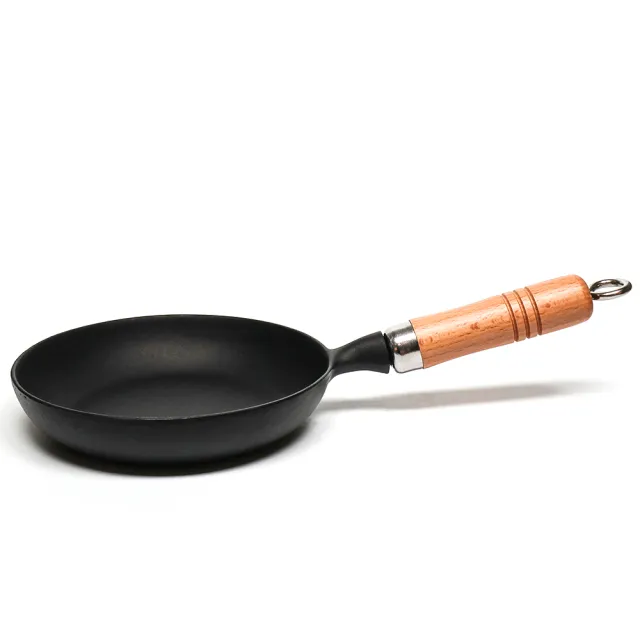 【福介商店】日本鑄鐵鍋南部鐵器 岩鑄 歐姆蛋木柄平底鍋 18cm(IH爐可用鍋 平底鍋 炒鍋 煎鍋)