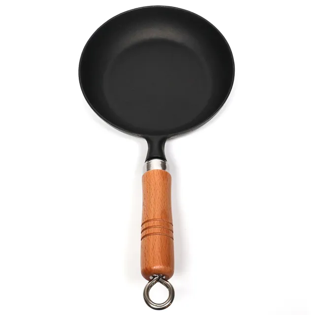 【福介商店】日本鑄鐵鍋南部鐵器 岩鑄 歐姆蛋木柄平底鍋 18cm(IH爐可用鍋 平底鍋 炒鍋 煎鍋)