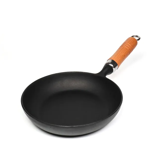 【南部鐵器】福介商店 日本鑄鐵鍋南部鐵器 岩鑄 歐姆蛋木柄平底鍋 18cm IH爐可用鍋 平底鍋 炒鍋 煎鍋