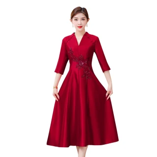 【REKO】玩美衣櫃V領串珠繡花紅色洋裝宴會禮服M-4XL