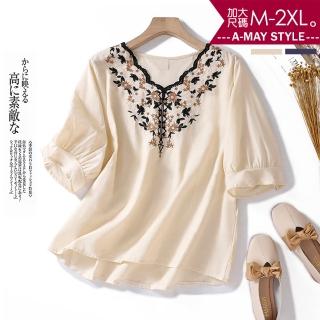【艾美時尚】中大尺碼女裝 文藝刺繡感V領棉麻上衣 T恤。M-2XL(2色.預購)